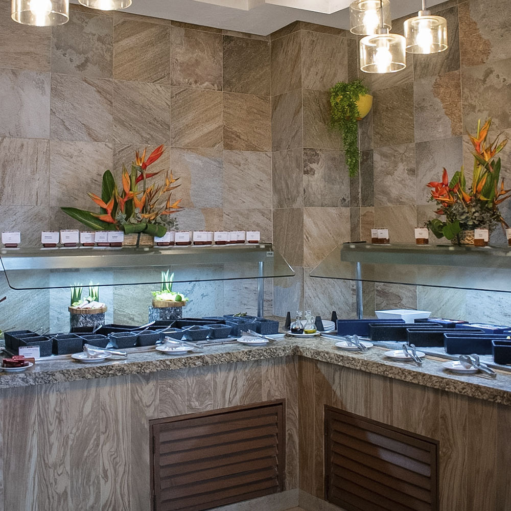 Elegant dining at Sunset World Resorts: Corporativa, featuring stylish tables and chairs.
