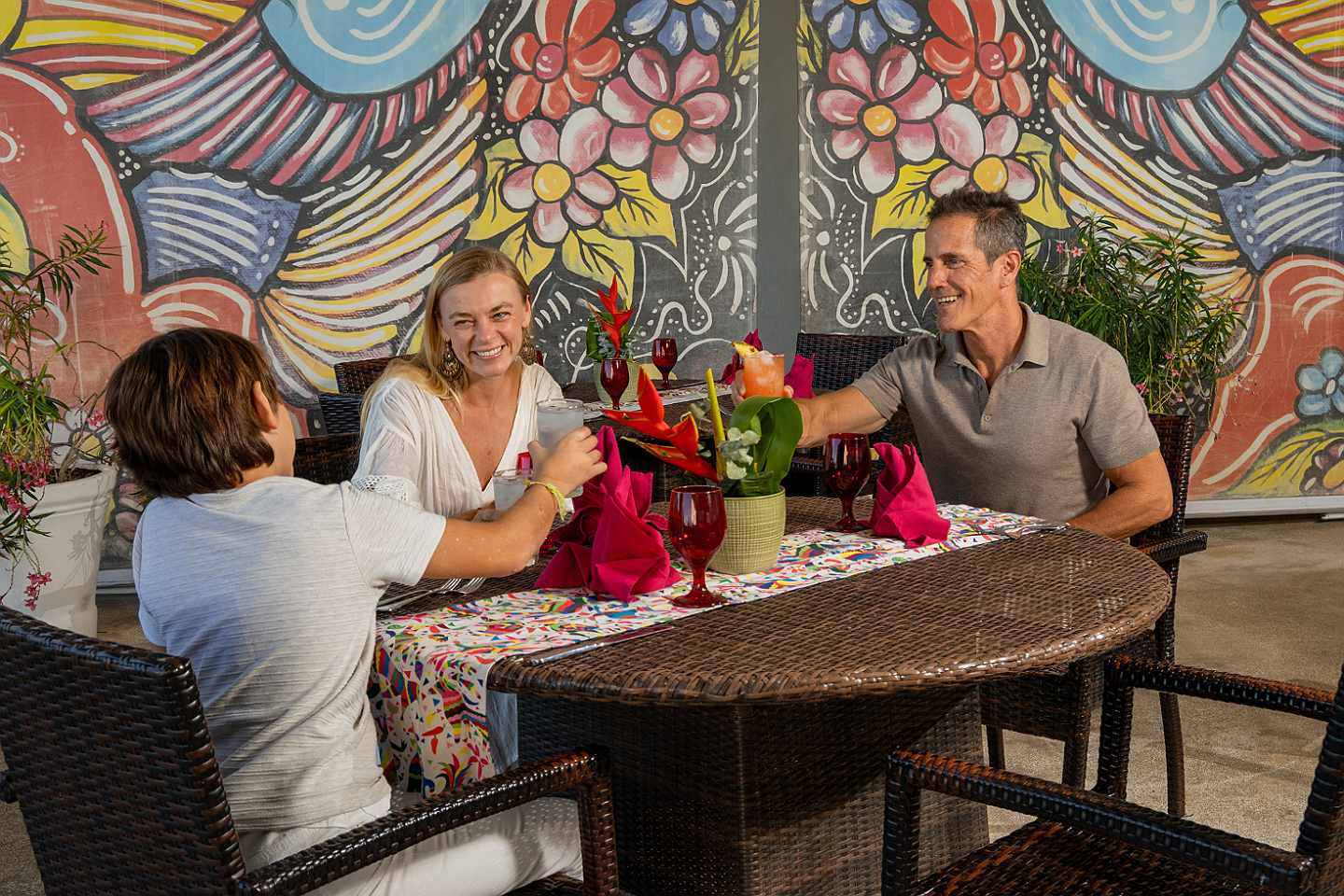 Decoración vibrante y mesas listas para la cena en Sunset World Resorts: Corporativa.