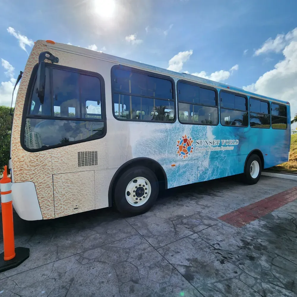 Autobús de Sunset World Resorts: Corporativa con diseño de olas y arena.