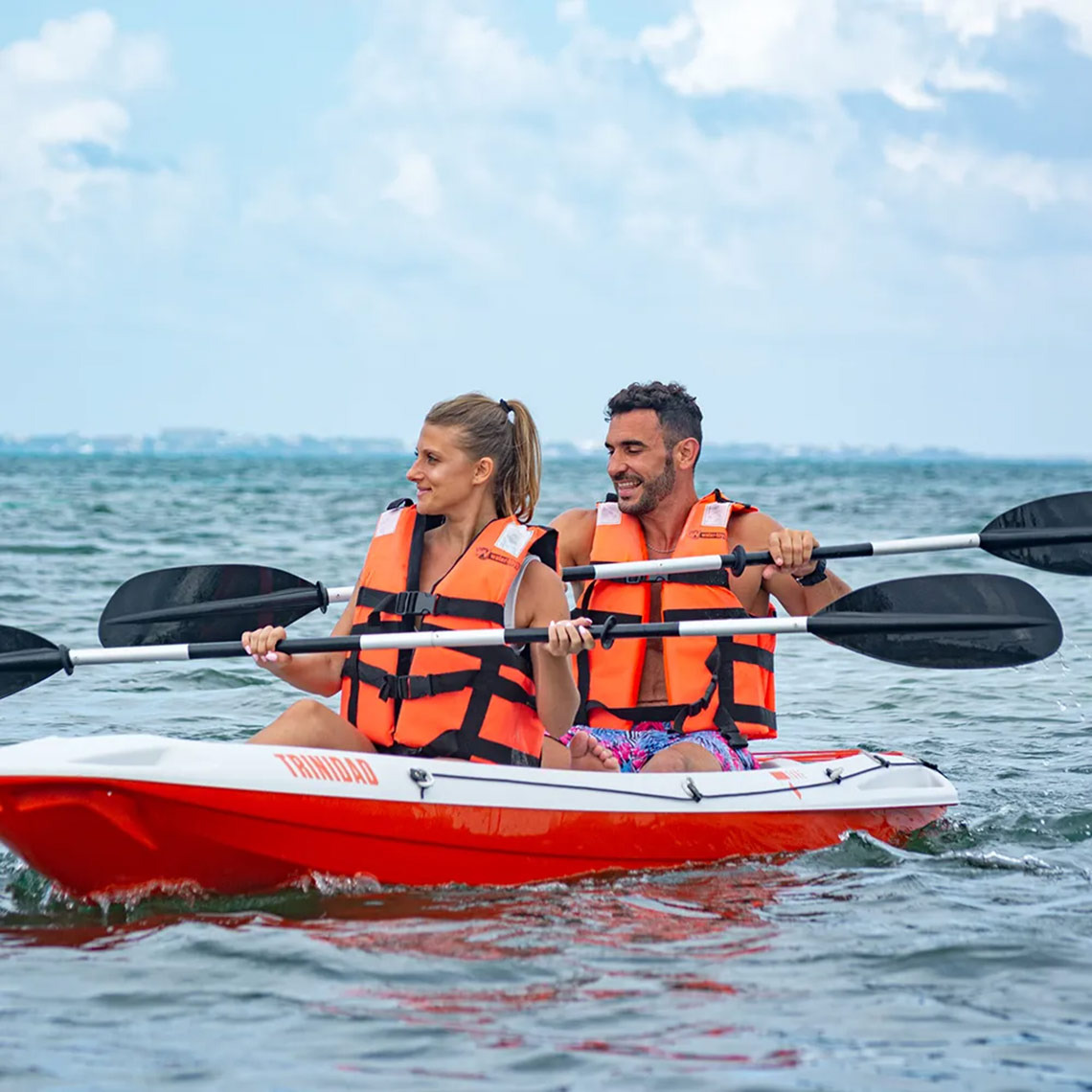 Couple kayaking near Ocean Spa Hotel | Official Page