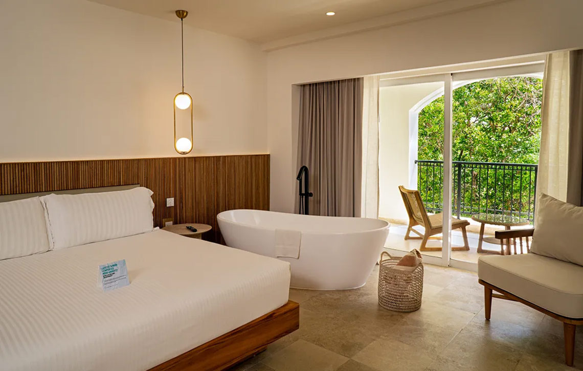 Hacienda Tres Rios: Luxurious hotel suite with freestanding tub, balcony, and king bed.