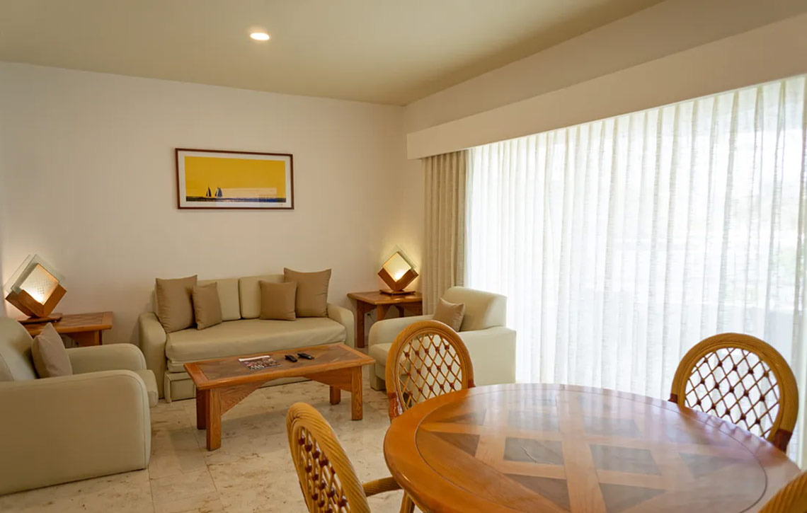 Comedor y sala de estar de Sunset Fishermen Beach Resort, listos para recibirte.