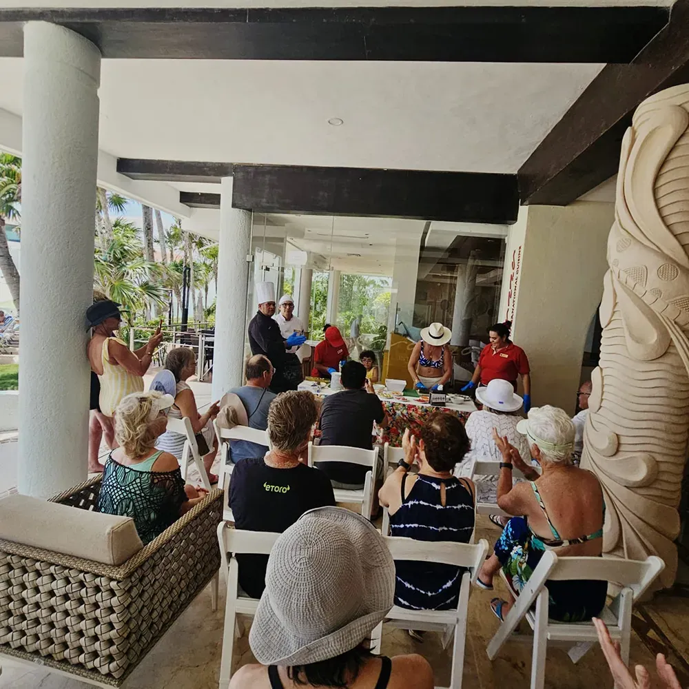Clase de cocina en Sunset Hotels Collection: Corporativa, con chefs y huéspedes disfrutando.