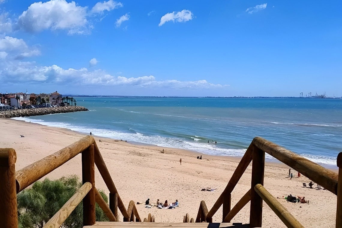 une canne à pêche est posée sur une plage de sable