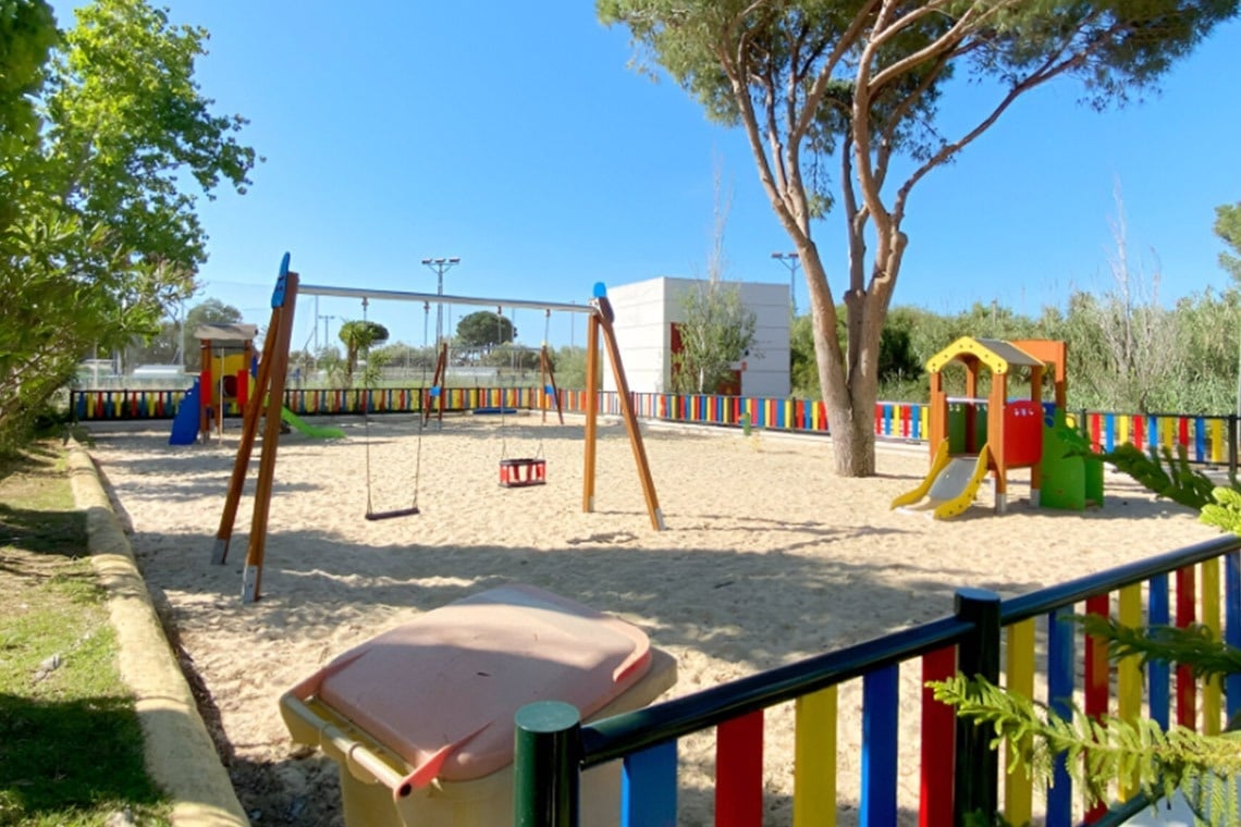 une canne à pêche est posée sur une plage de sable