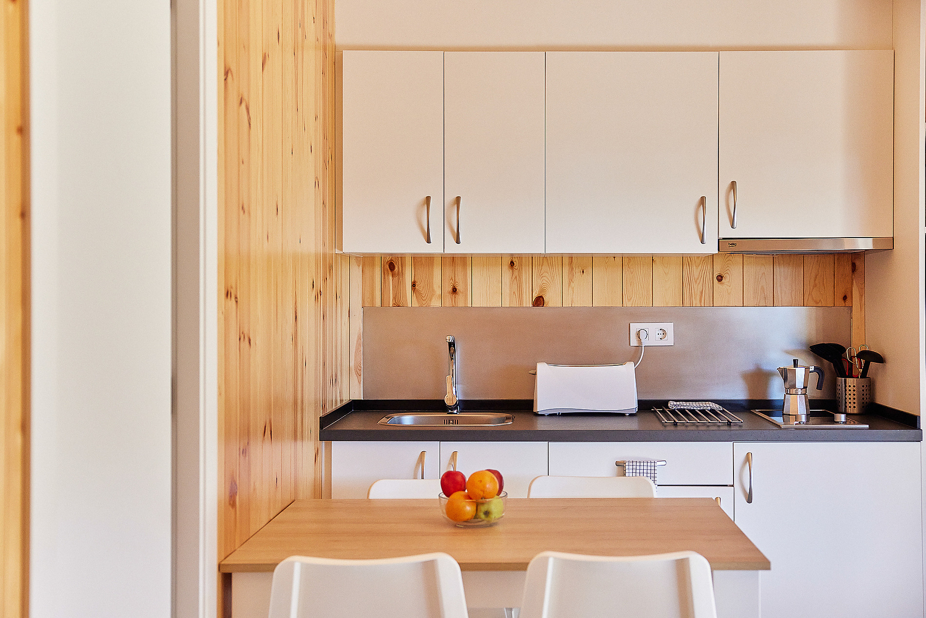 Cocina moderna de hotel con mesa y sillas, tostadora, cafetera y más. Taiga: Puerto Santa Maria perfecta.