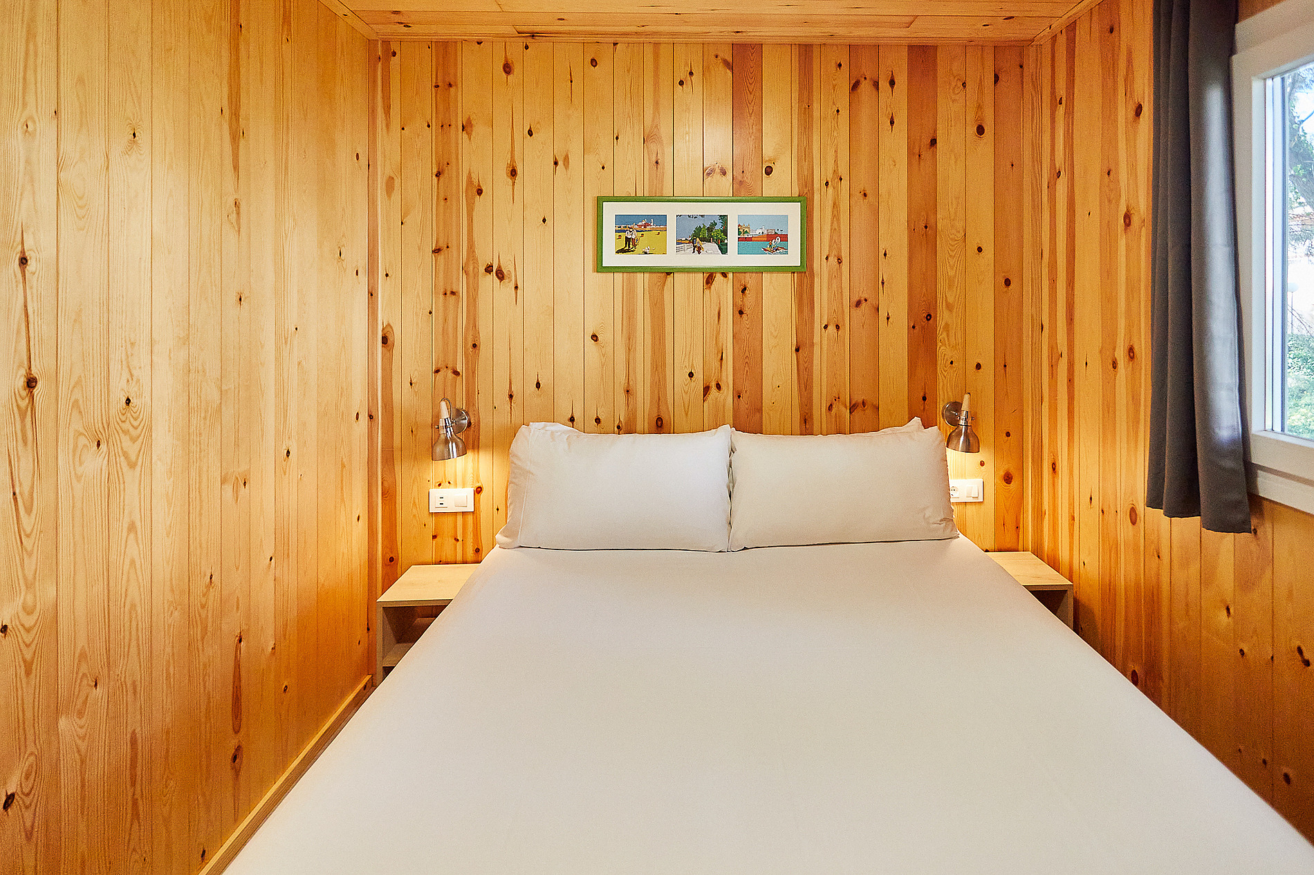 Cama cómoda con panelado de madera yTaiga: Puerto Santa Maria cuadros decorativos.
