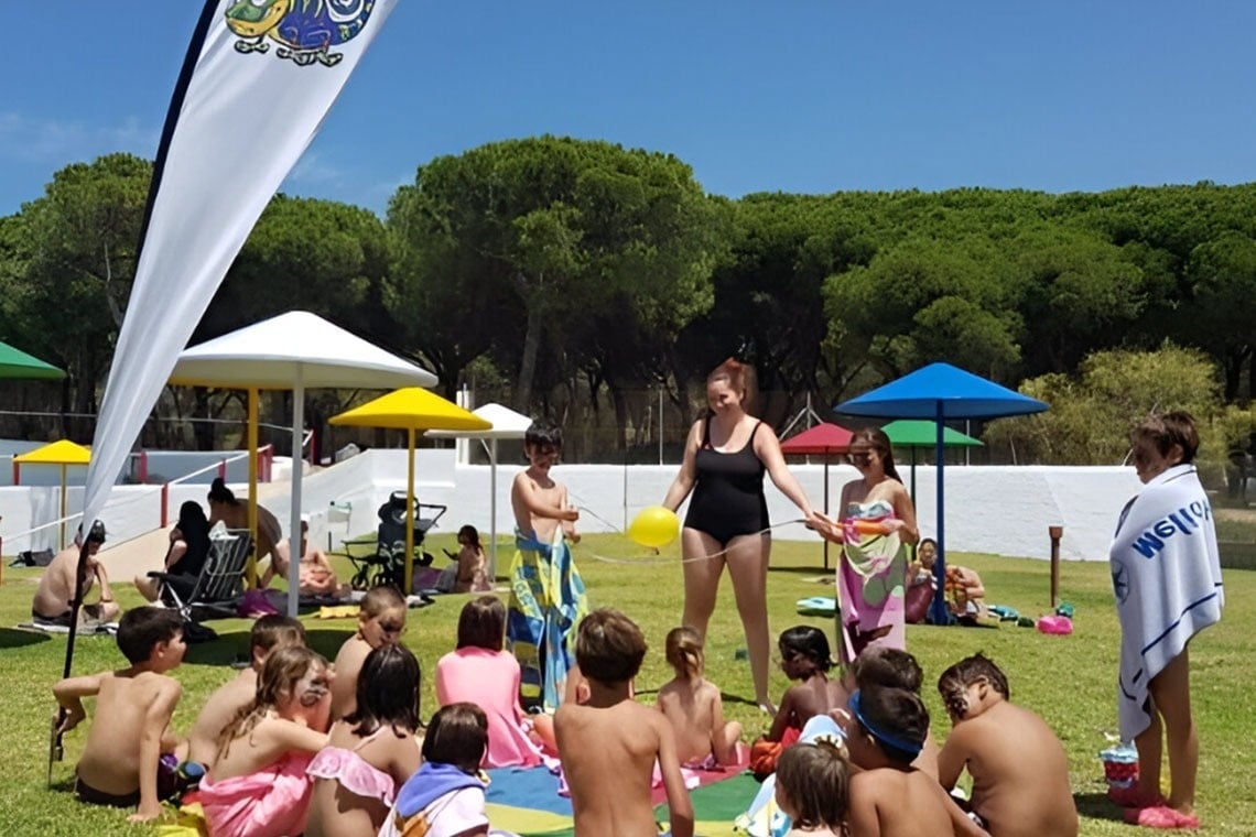 une canne à pêche est posée sur une plage de sable