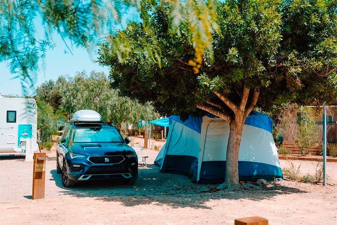 une vue aérienne d' un parcours de golf