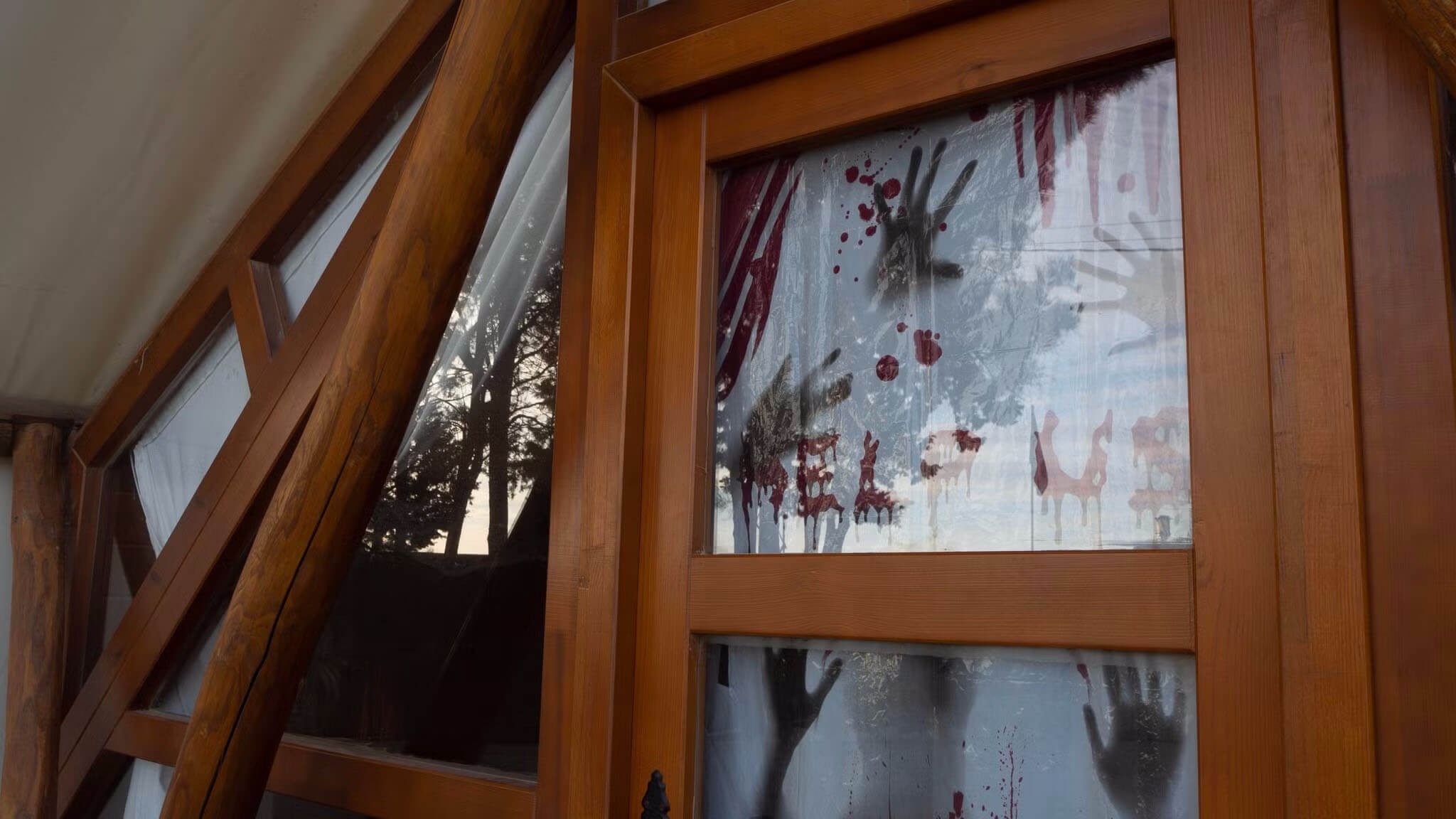 una puerta de madera con manos sangrientas y la palabra love