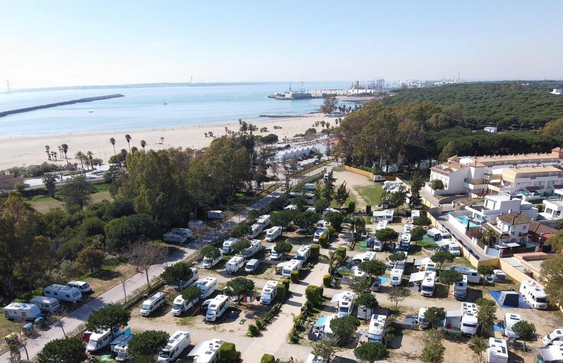 una piscina a l' aire lliure amb un edifici al fons