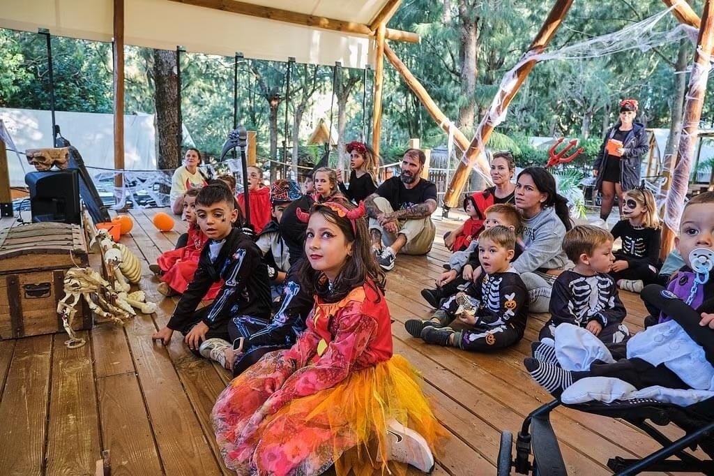 un grup d' adults i nens vestits de disfresses de halloween