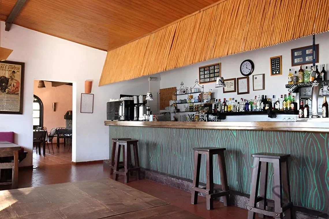 une canne à pêche est posée sur une plage de sable