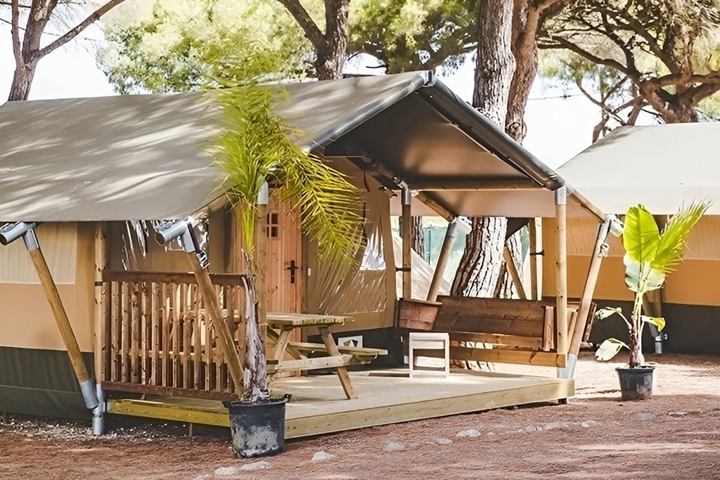 deux femmes sont assises à l' extérieur d' une cabane en bois
