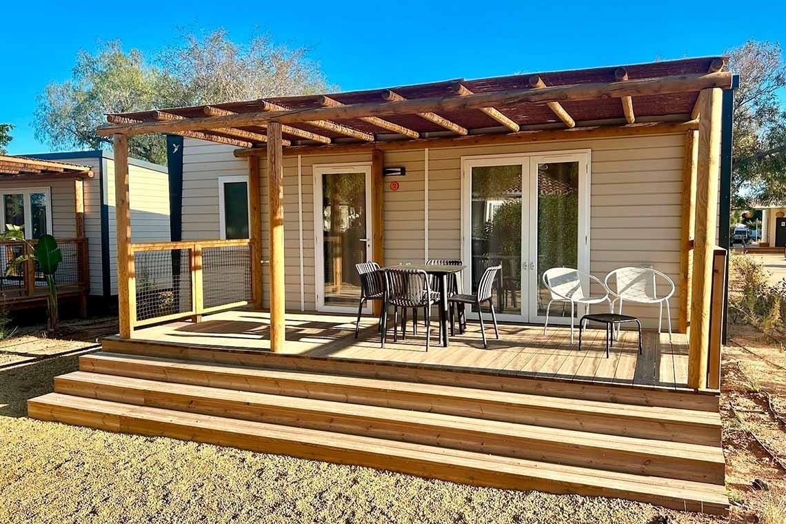 une vue aérienne d' un parcours de golf