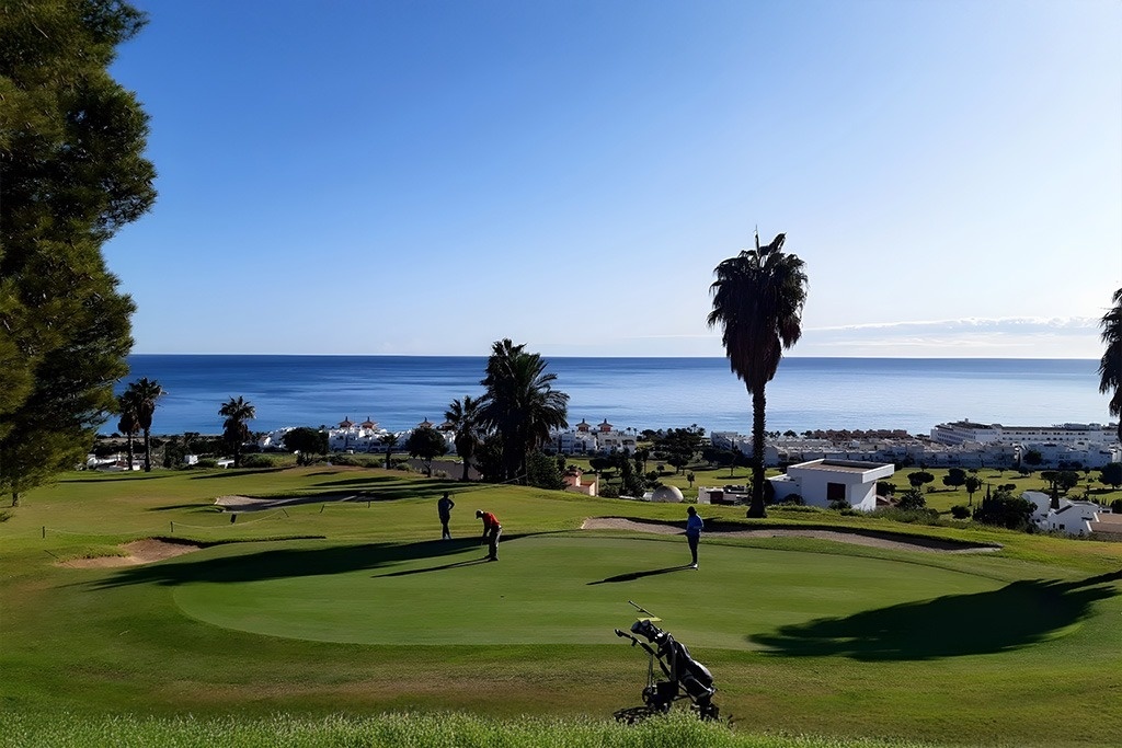 une vue aérienne d' un parcours de golf