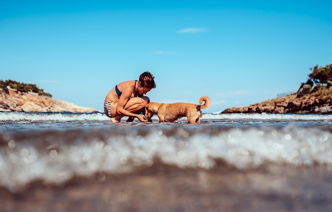 un home i una anciana remen en kayaks en un riu