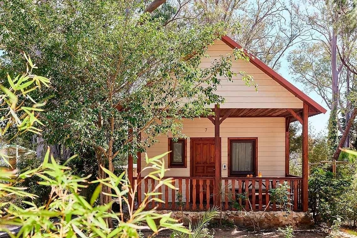un drapeau vert est suspendu à un poteau sur un terrain de golf