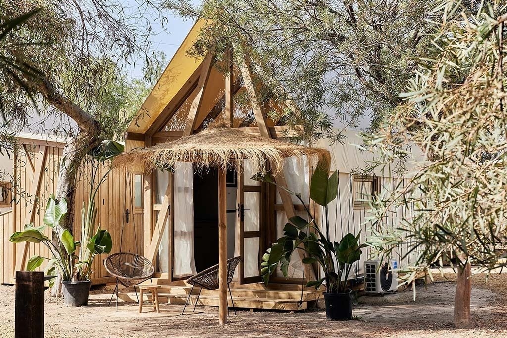 une petite maison en bois avec un toit de chaume