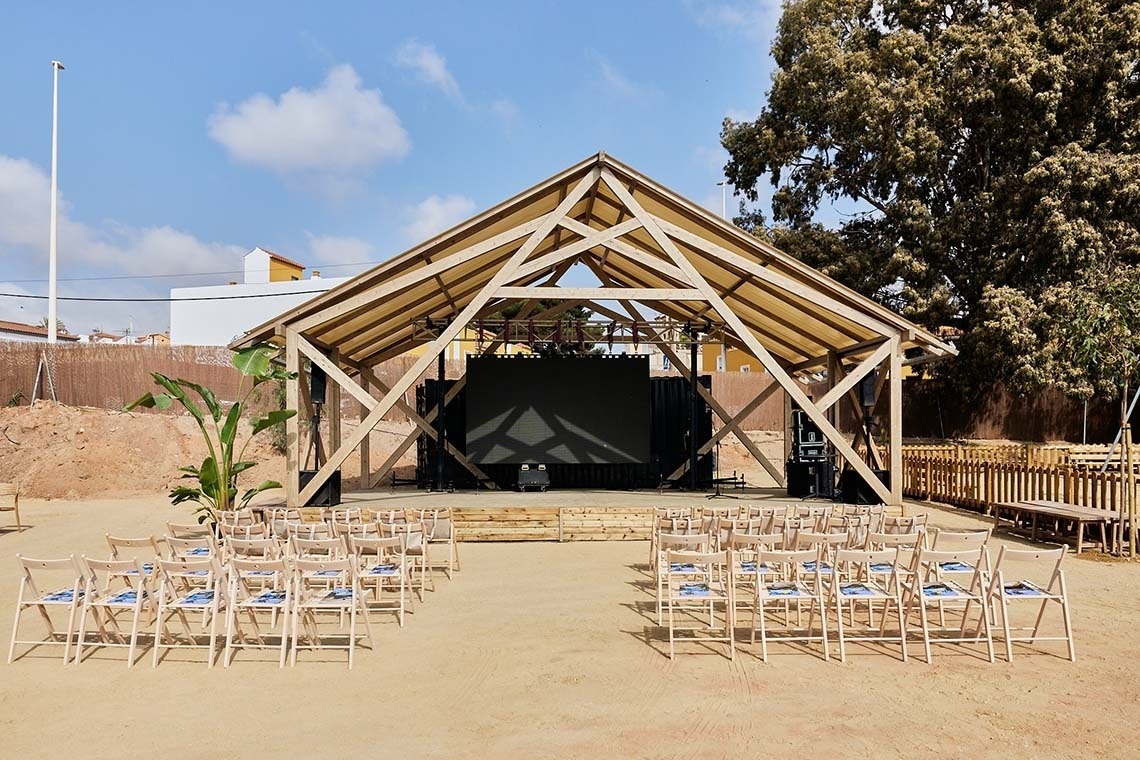 rows of folding chairs are lined up in front of a stage