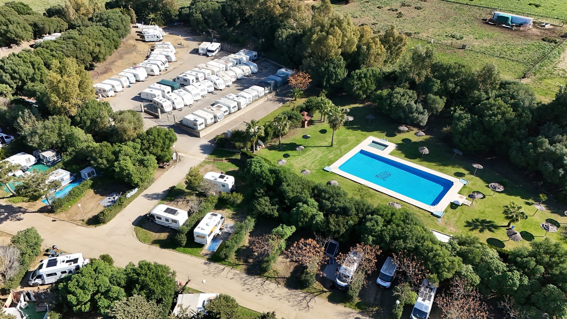 una vista aérea de un camping con rvs y una piscina