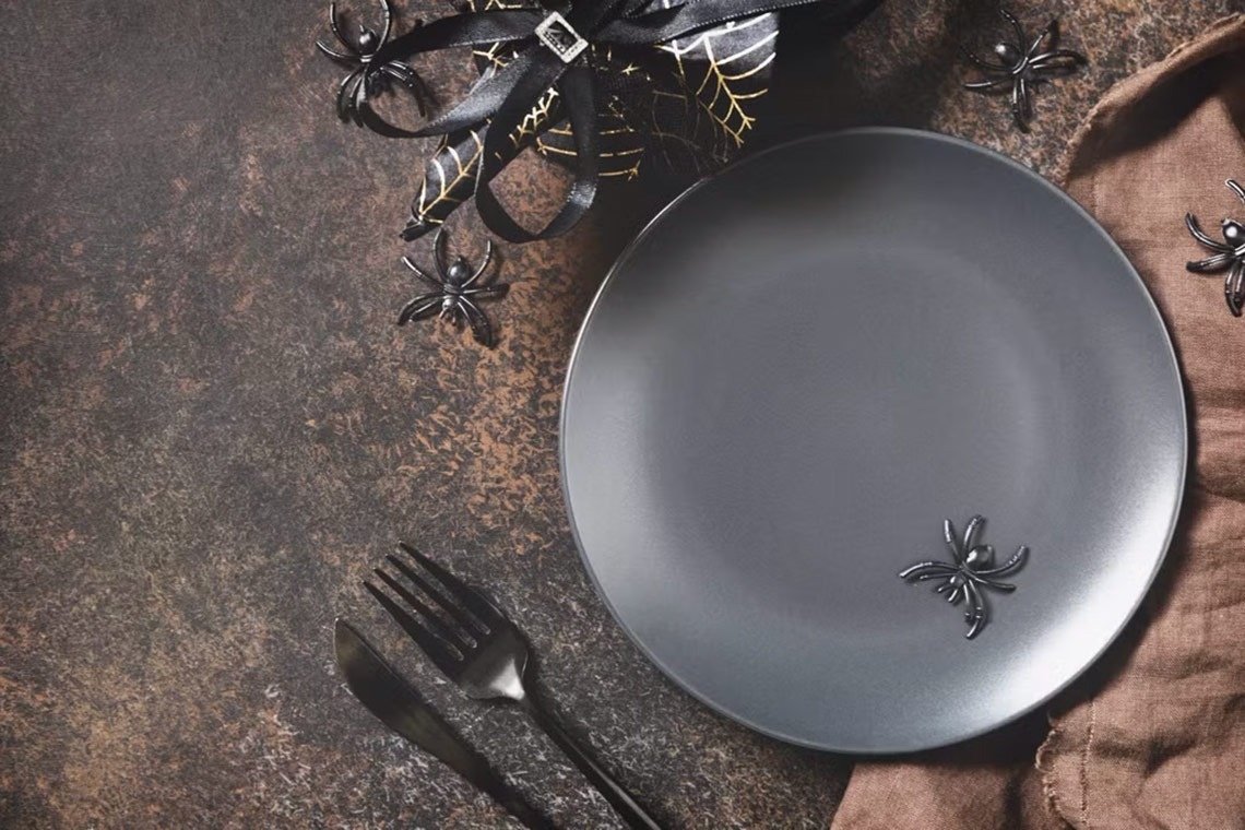 un plat de donuts coberts d' edulcorants amb els rostres d' un fantasma dibuixats en ells