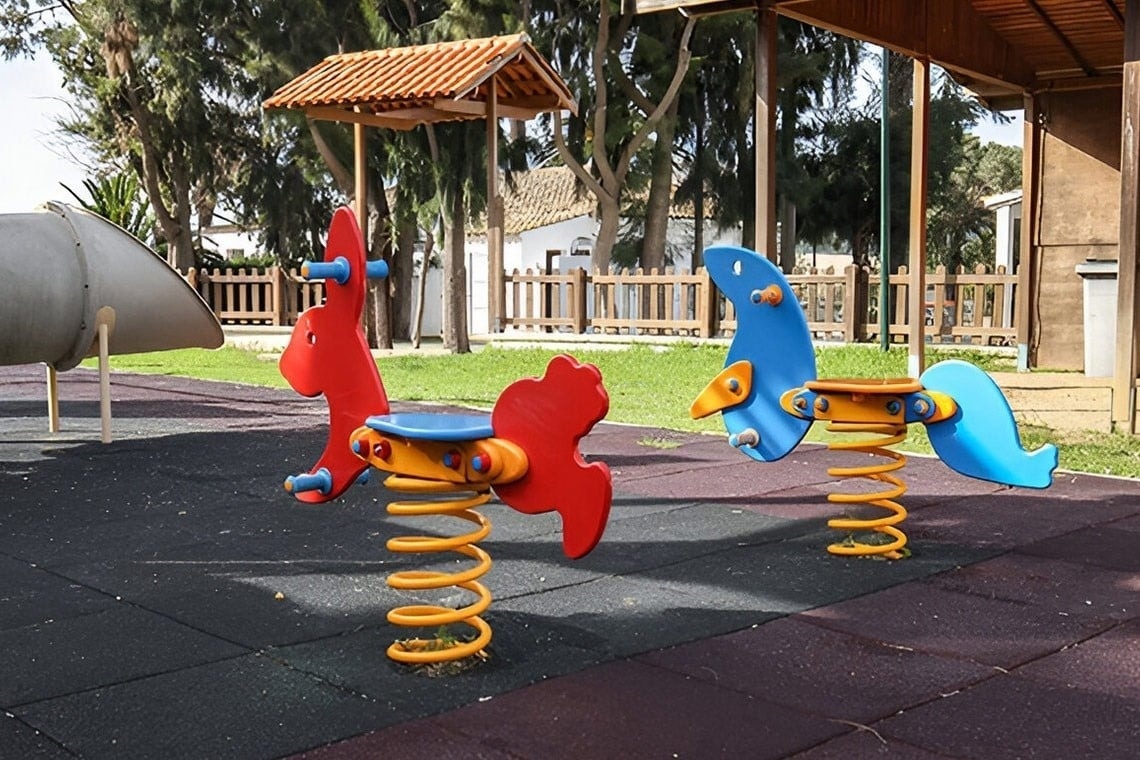 une canne à pêche est posée sur une plage de sable