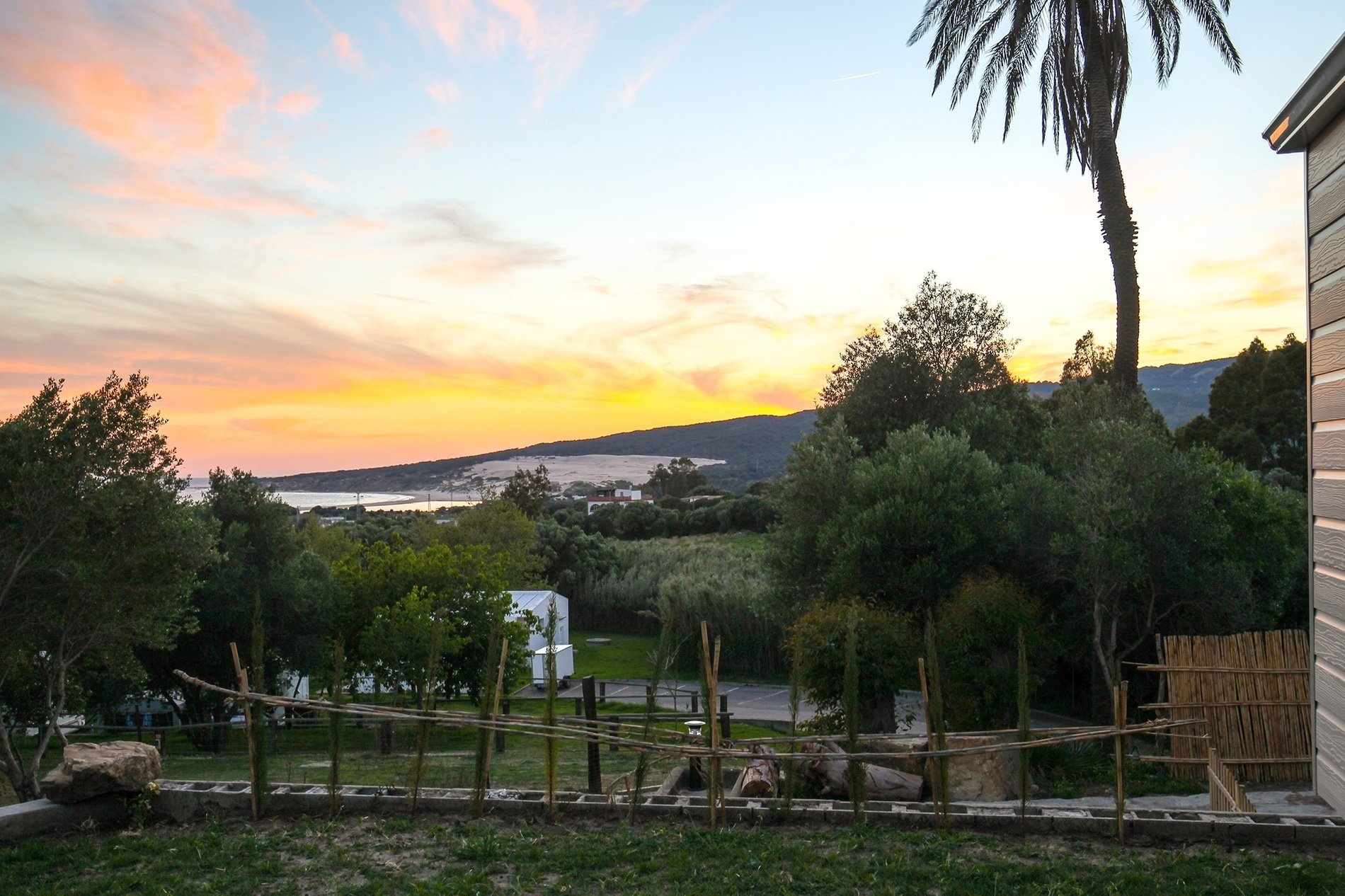 una vista del atardecer desde el patio de una casa