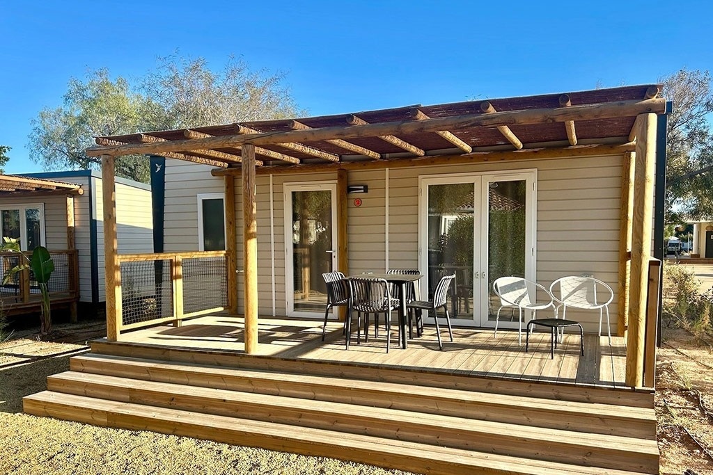 une maison mobile avec une table et des chaises à l' extérieur