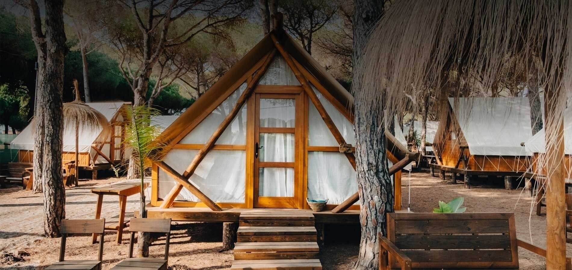 una pequeña cabaña de madera en medio de un bosque