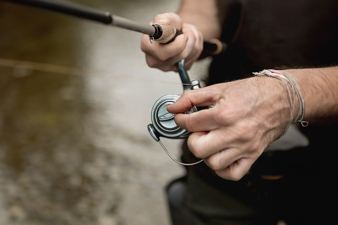 eine Gruppe von Segelbooten schwimmt auf einem See und eines der Boote trägt die Nummer 7
