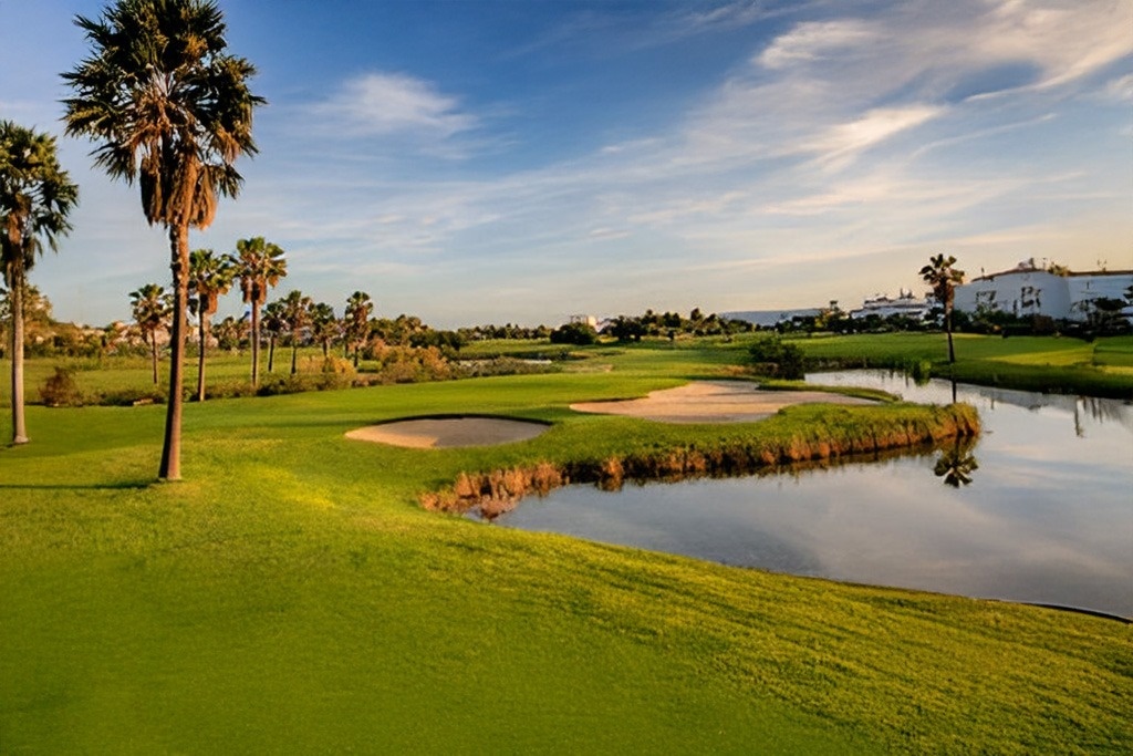 un drapeau vert est suspendu à un poteau sur un terrain de golf