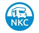 un logo bleu et blanc avec une rv à l' intérieur d' un cercle .