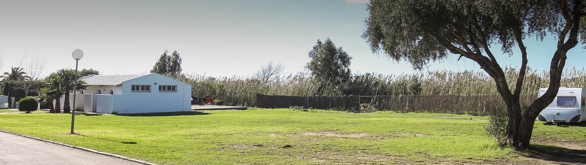 una vista aérea de un parque con algunas casas y árboles