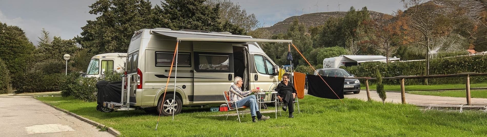 una vista aérea de un parque con algunas casas y árboles