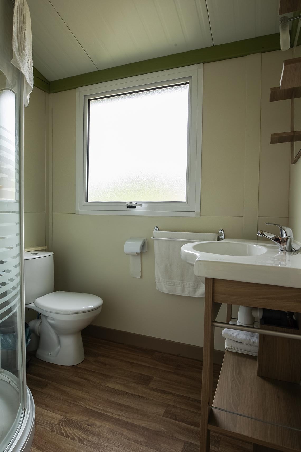 un baño con inodoro y lavabo y una ventana