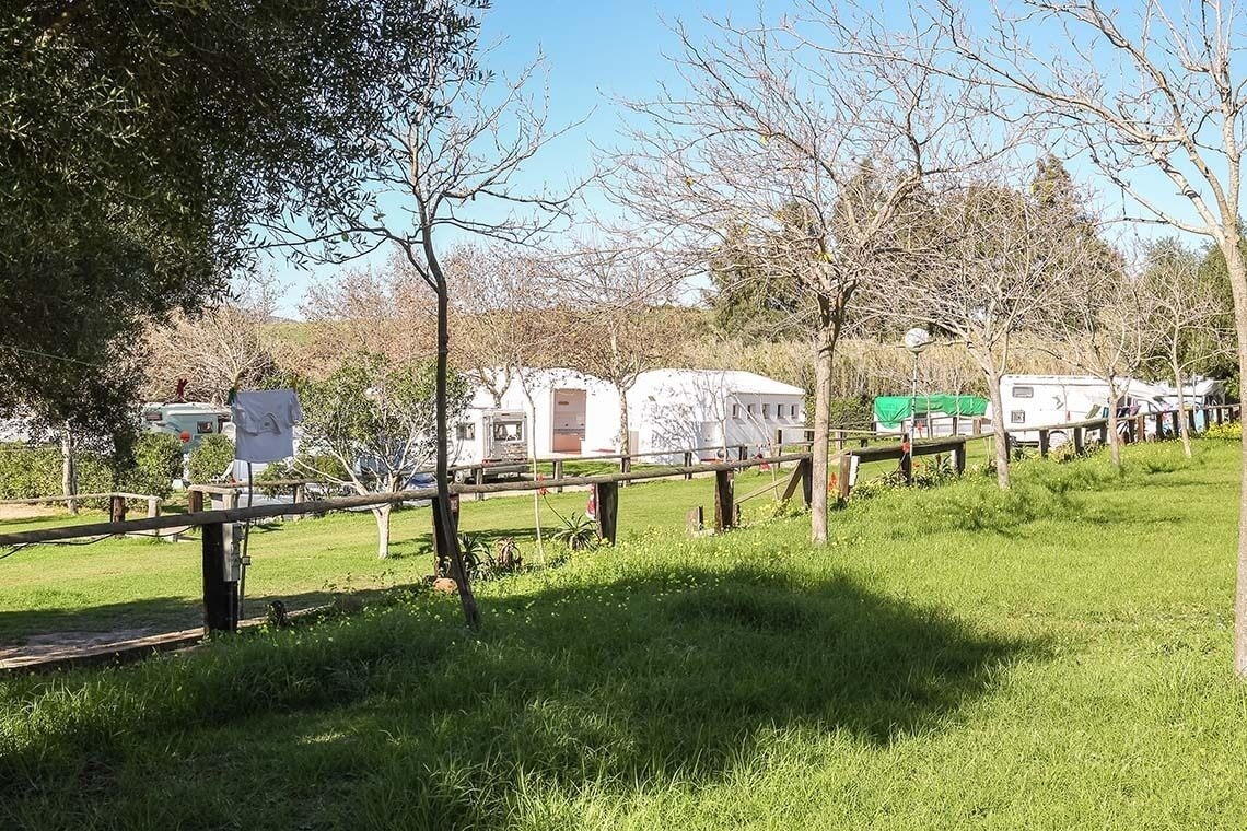 una bicicleta azul está estacionada frente a una pequeña casa blanca