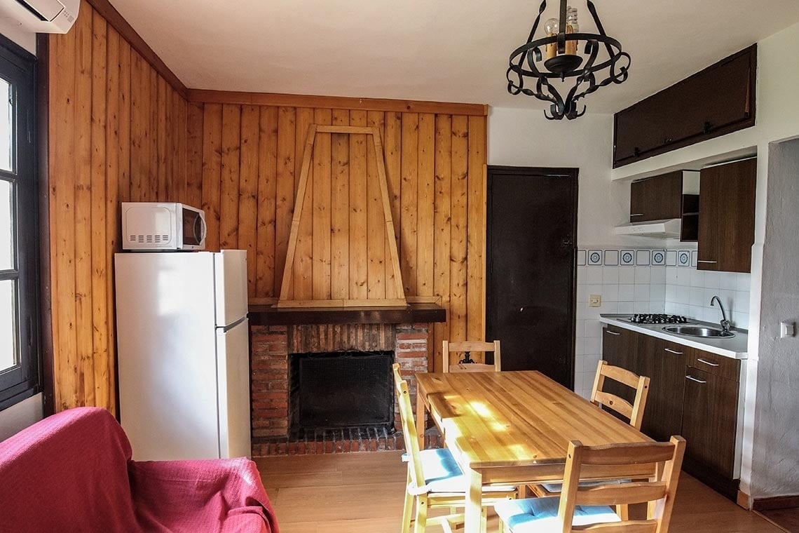 una cocina con una mesa y sillas y una chimenea