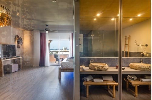 una habitación con dos lavabos y una televisión