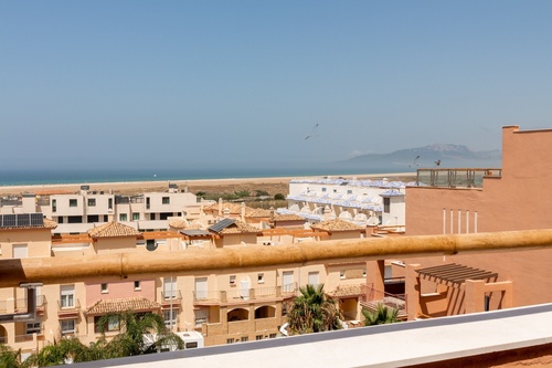 una vista del océano desde el balcón de un edificio