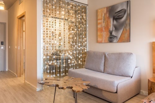 una sala de estar con un sofá y una mesa de madera