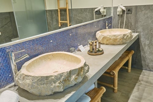 un baño con dos lavabos y un secador de pelo