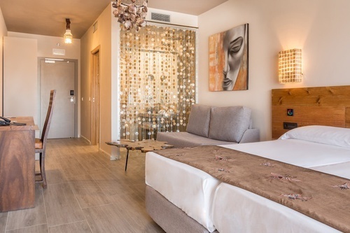 una habitación de hotel con una cama y un sofá