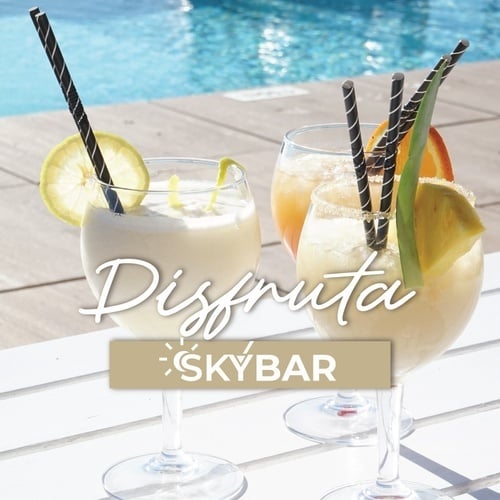 un cartel con dos bebidas y la palabra skybar