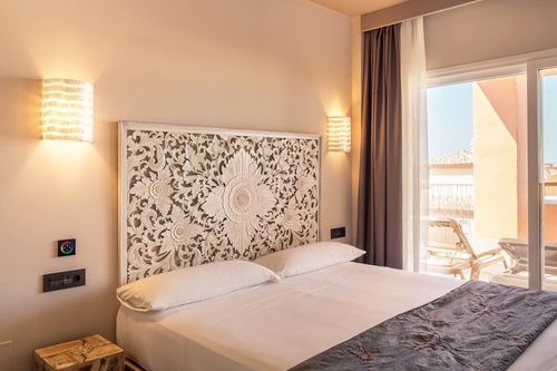 una habitación de hotel con una cama y una ventana