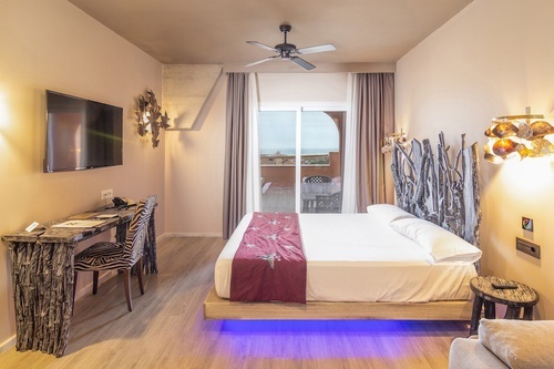 una habitación de hotel con una cama y una televisión