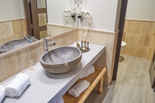 un baño con dos lavabos y un secador de pelo