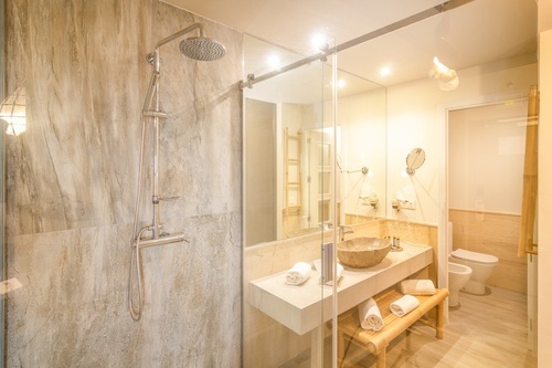 un baño con un lavabo y un inodoro y una ducha