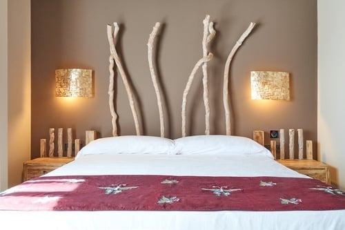 un dormitorio con una cama y una cabecera de madera