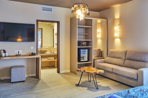 una sala de estar con un sofá y una televisión